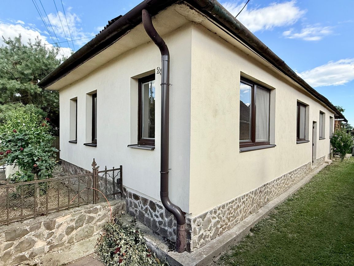 BUKOVEC - 4 IZBOVÝ RD V DOBROM STAVE POZEMOK 1.104 M2