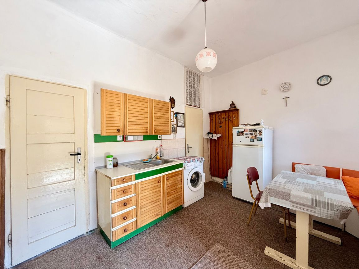 BUKOVEC - 4 IZBOVÝ RD V DOBROM STAVE POZEMOK 1.104 M2