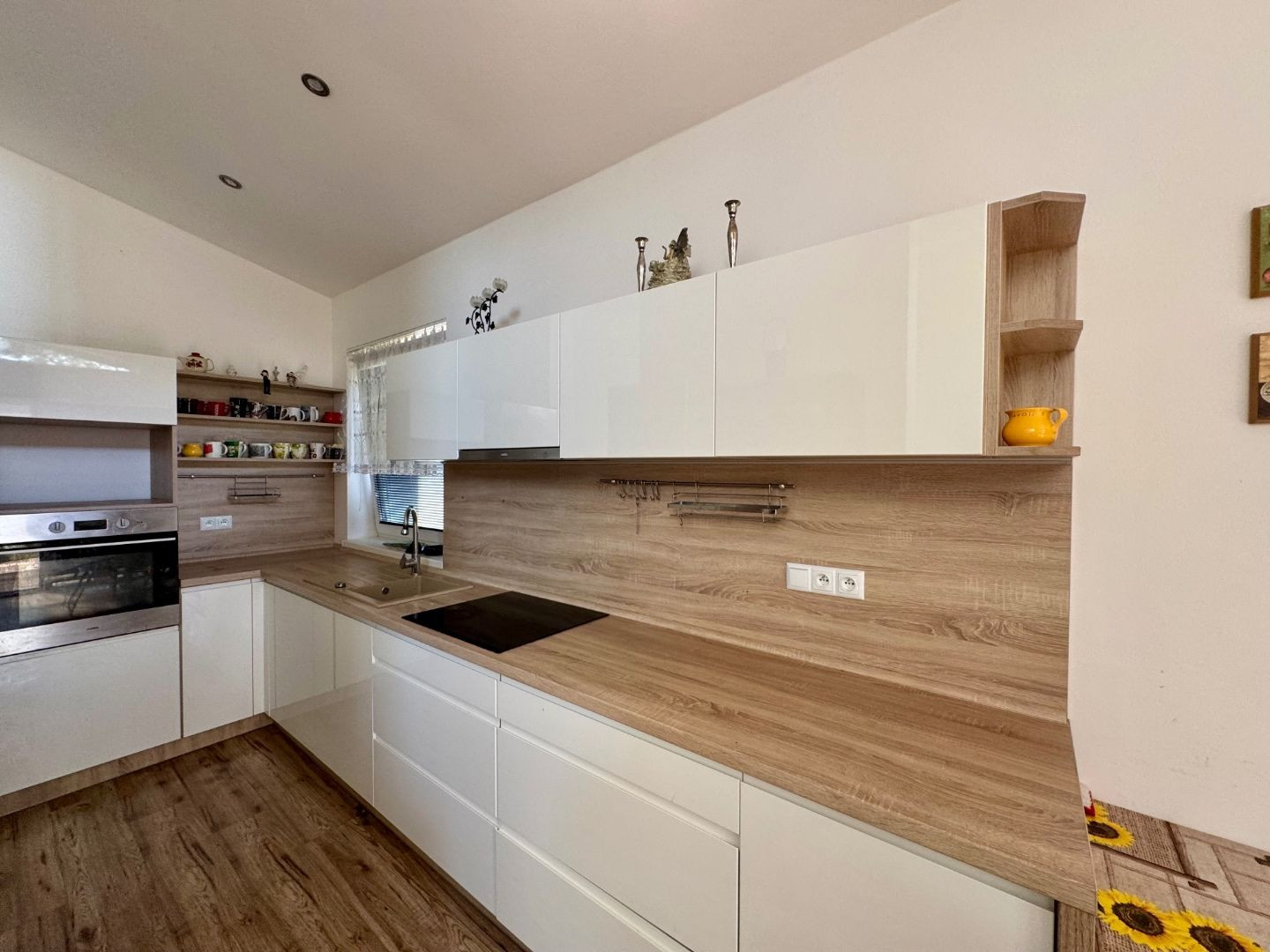 ČIŽATICE - 4 IZBOVÝ RD, TERASA, PEKNÝ POZEMOK 600 M2.