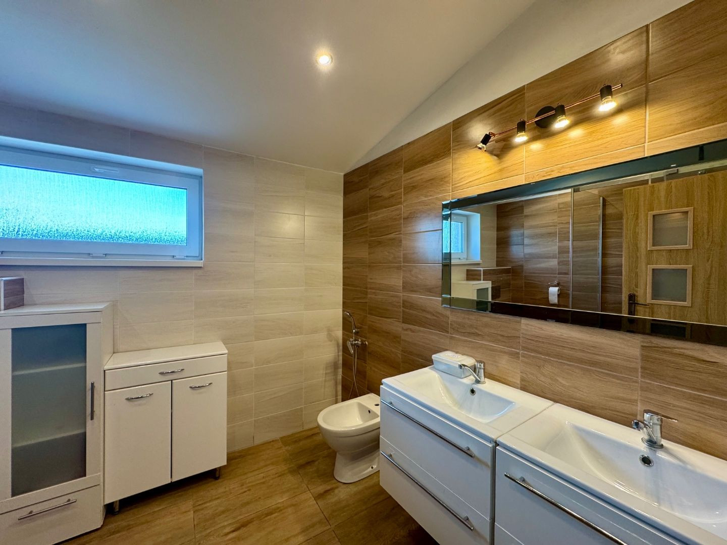 ČIŽATICE - 4 IZBOVÝ RD, TERASA, PEKNÝ POZEMOK 600 M2.