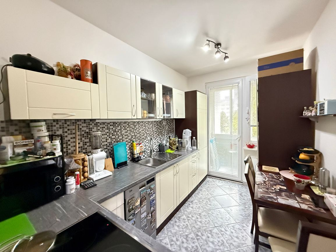 REZERVOVANÉ - KVP - BAUEROVA 2 IZBOVÝ BYT 51 M2, MUROVANÉ JADRO, PLASTOVÉ OKNÁ, LODŽIA.