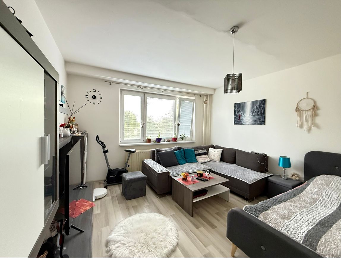 REZERVOVANÉ - KVP - BAUEROVA 2 IZBOVÝ BYT 51 M2, MUROVANÉ JADRO, PLASTOVÉ OKNÁ, LODŽIA.