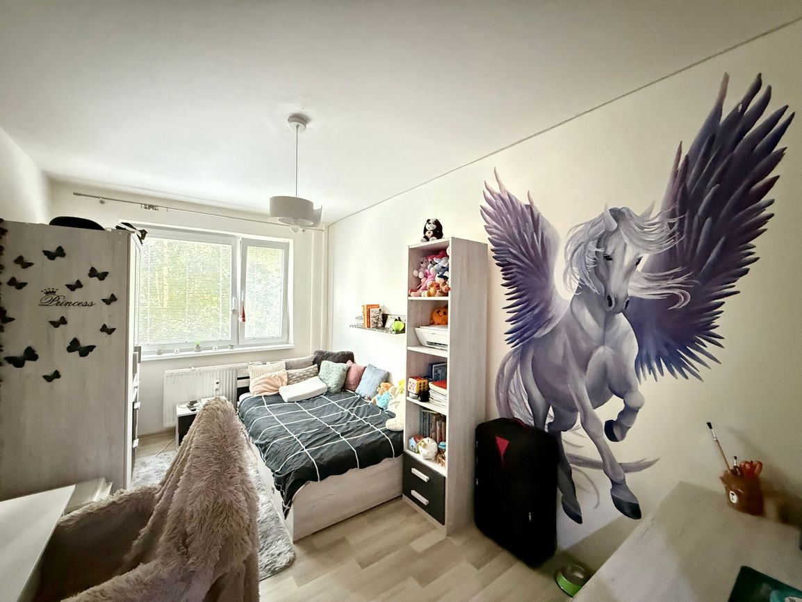 REZERVOVANÉ - KVP - BAUEROVA 2 IZBOVÝ BYT 51 M2, MUROVANÉ JADRO, PLASTOVÉ OKNÁ, LODŽIA.