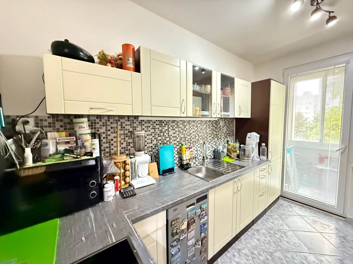 REZERVOVANÉ - KVP - BAUEROVA 2 IZBOVÝ BYT 51 M2, MUROVANÉ JADRO, PLASTOVÉ OKNÁ, LODŽIA.