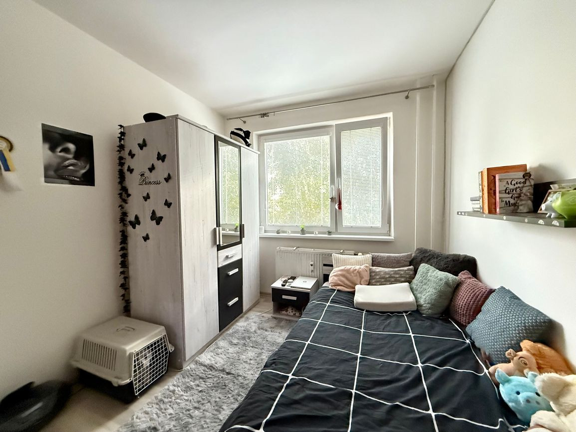 REZERVOVANÉ - KVP - BAUEROVA 2 IZBOVÝ BYT 51 M2, MUROVANÉ JADRO, PLASTOVÉ OKNÁ, LODŽIA.