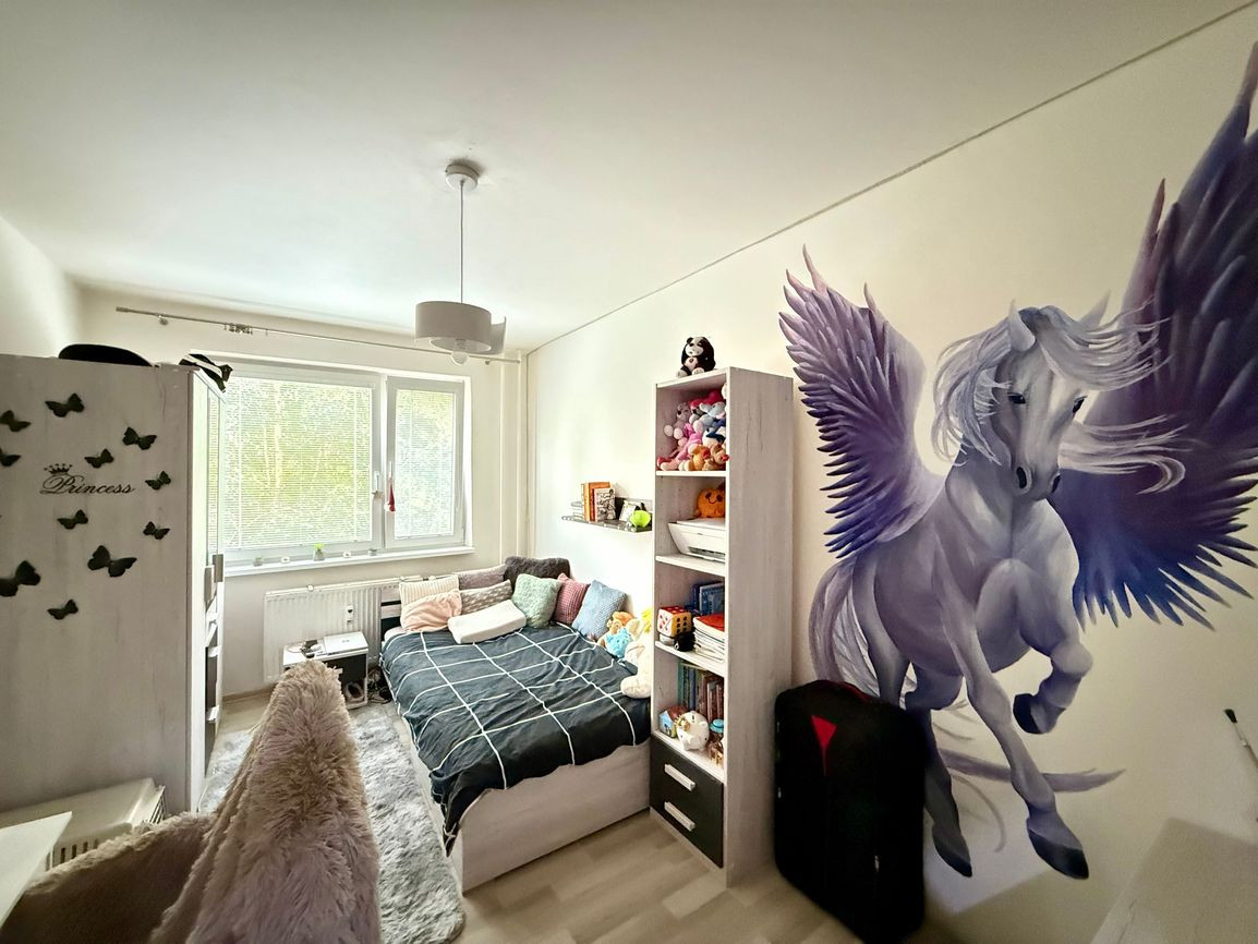 REZERVOVANÉ - KVP - BAUEROVA 2 IZBOVÝ BYT 51 M2, MUROVANÉ JADRO, PLASTOVÉ OKNÁ, LODŽIA.