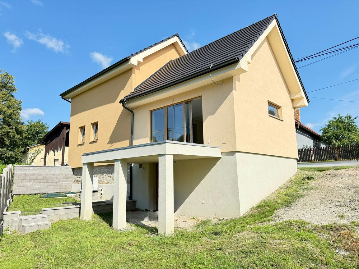 JANOVÍK NOVOSTAVBA 3 IZBOVÝ RD, TERASA, PIVNICA