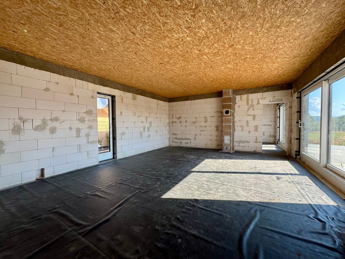 BENIAKOVCE - 4 IZBOVÝ PEKNÝ RD 107 M2 S TERASOU, HRUBÁ STAVBA.