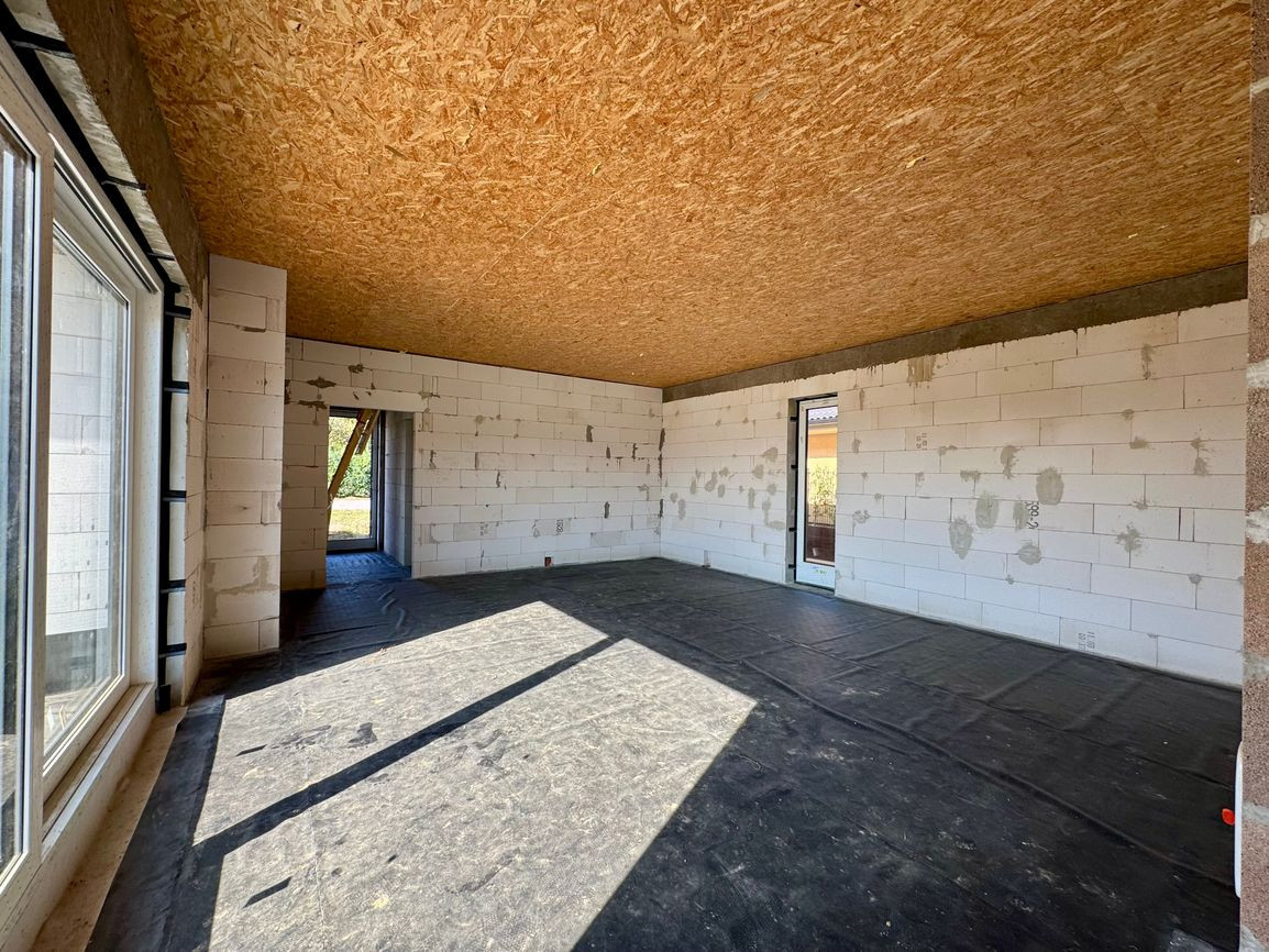 BENIAKOVCE - 4 IZBOVÝ PEKNÝ RD 107 M2 S TERASOU, HRUBÁ STAVBA.