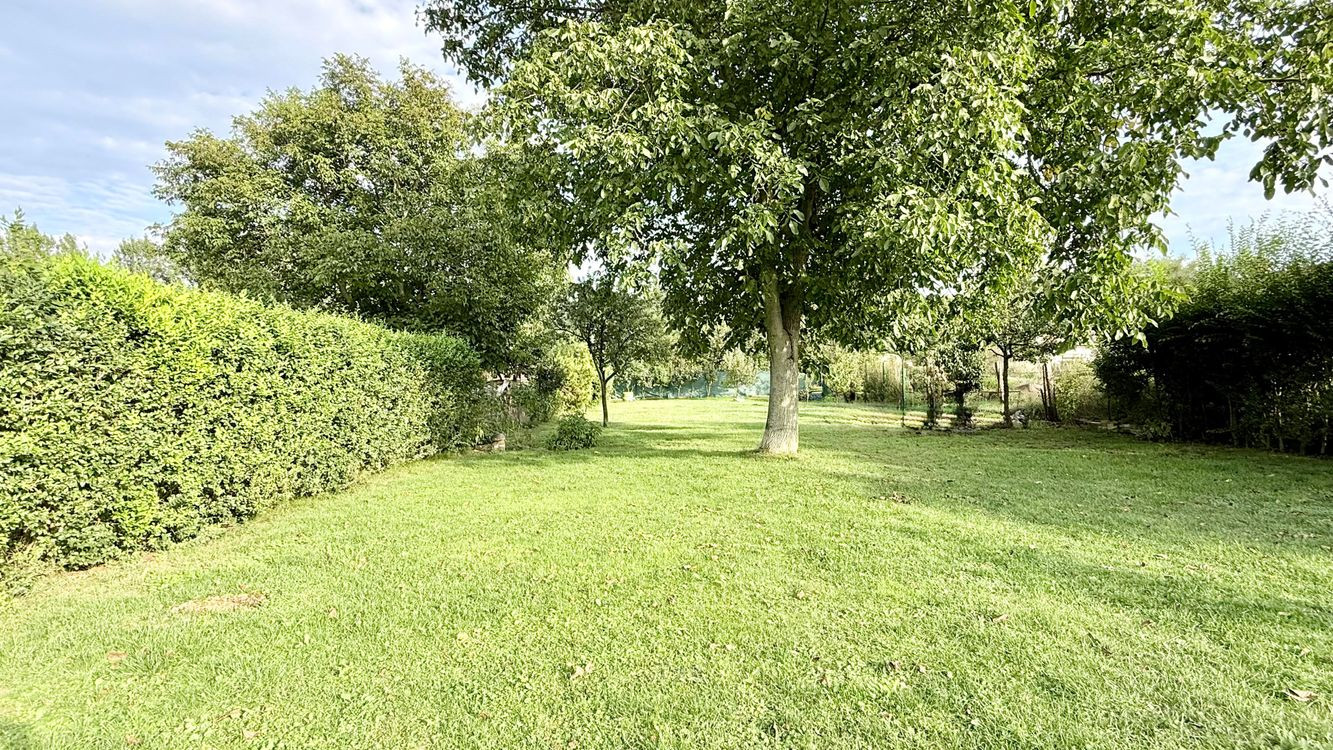 MAĎARSKO - TORNYOSNÉMETI STAVEBNÝ POZEMOK 600 M2 VŠETKY IS V DOSAHU.