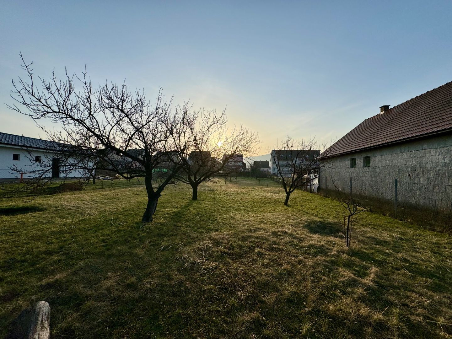 MAĎARSKO - GONC STAVEBNÝ POZEMOK 852 M2, IS NA HRANICI POZEMKU.