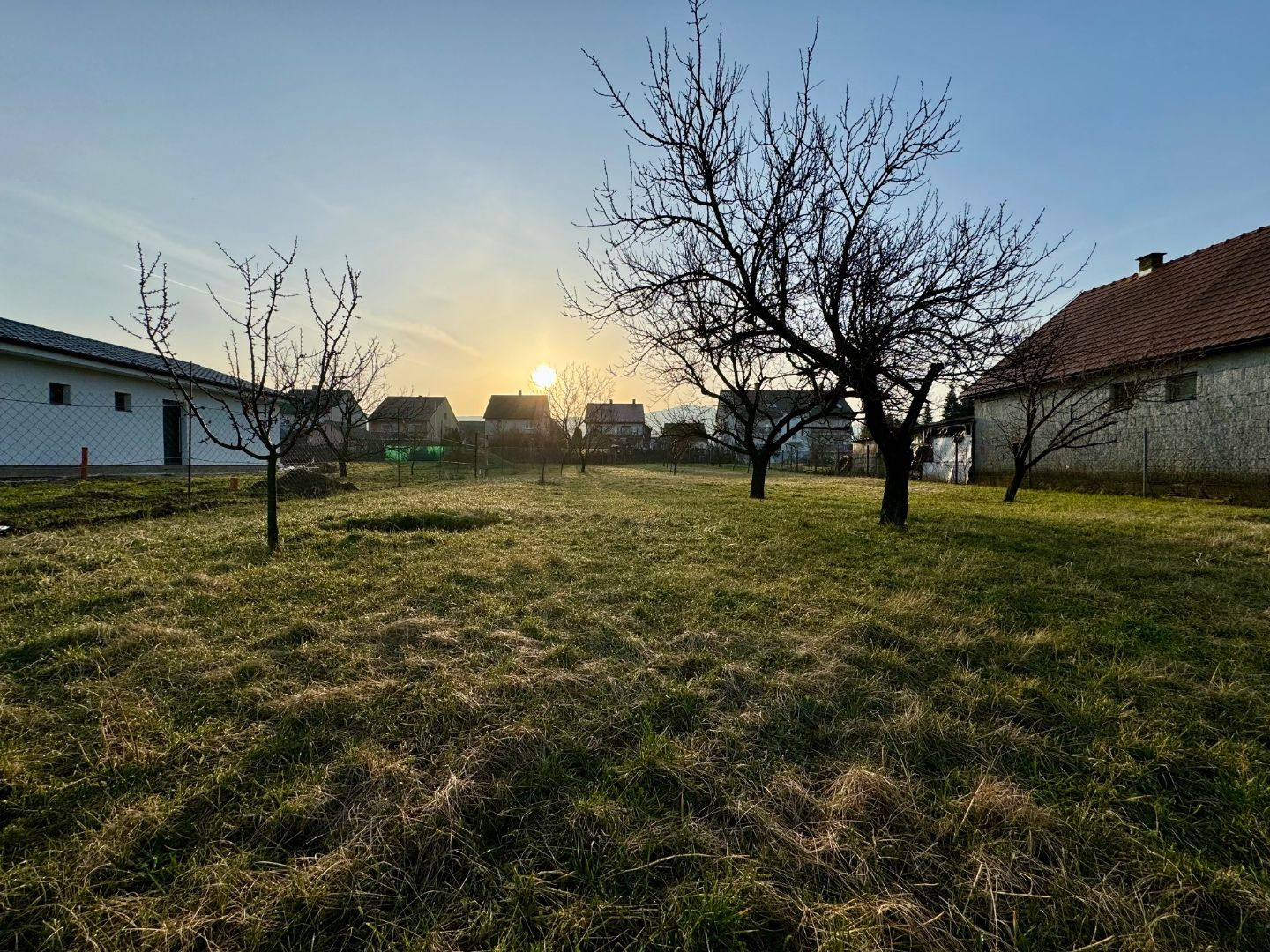 MAĎARSKO - GONC STAVEBNÝ POZEMOK 852 M2, IS NA HRANICI POZEMKU.