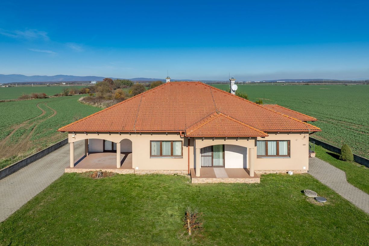 KOMÁROVCE - 5 IZBOVÝ RD 360 M2 SO SAUNOU, POZEMOK 3.629 M2