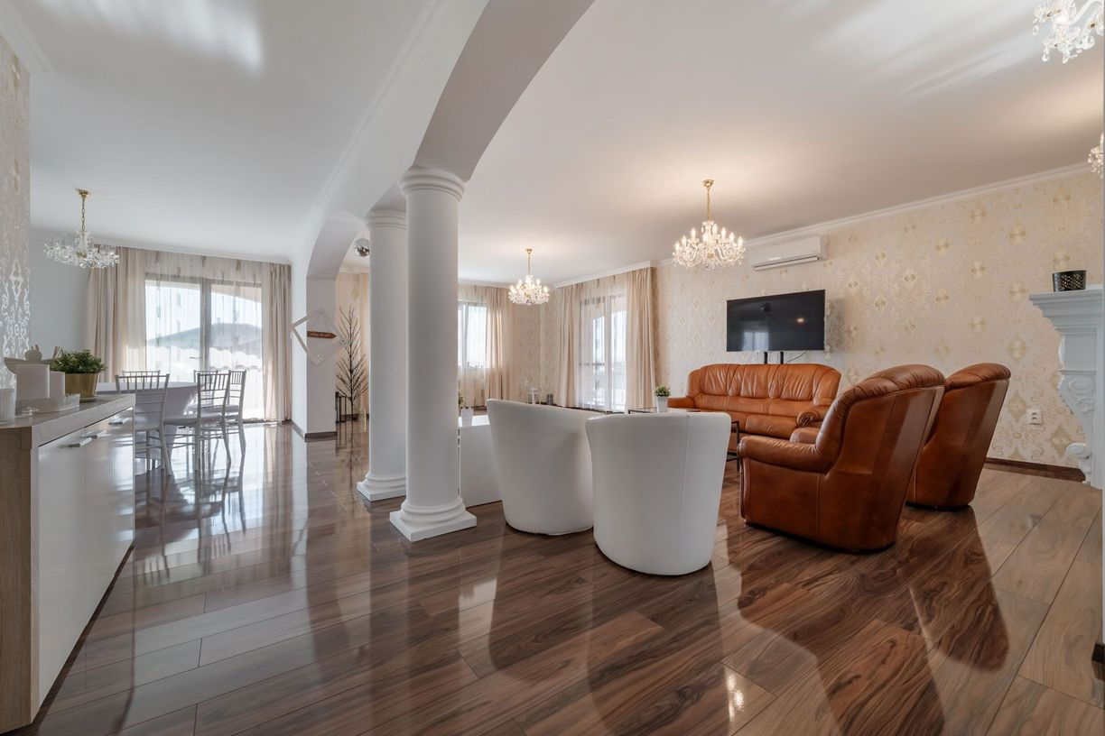 KOMÁROVCE - 5 IZBOVÝ RD 360 M2 SO SAUNOU, POZEMOK 3.629 M2