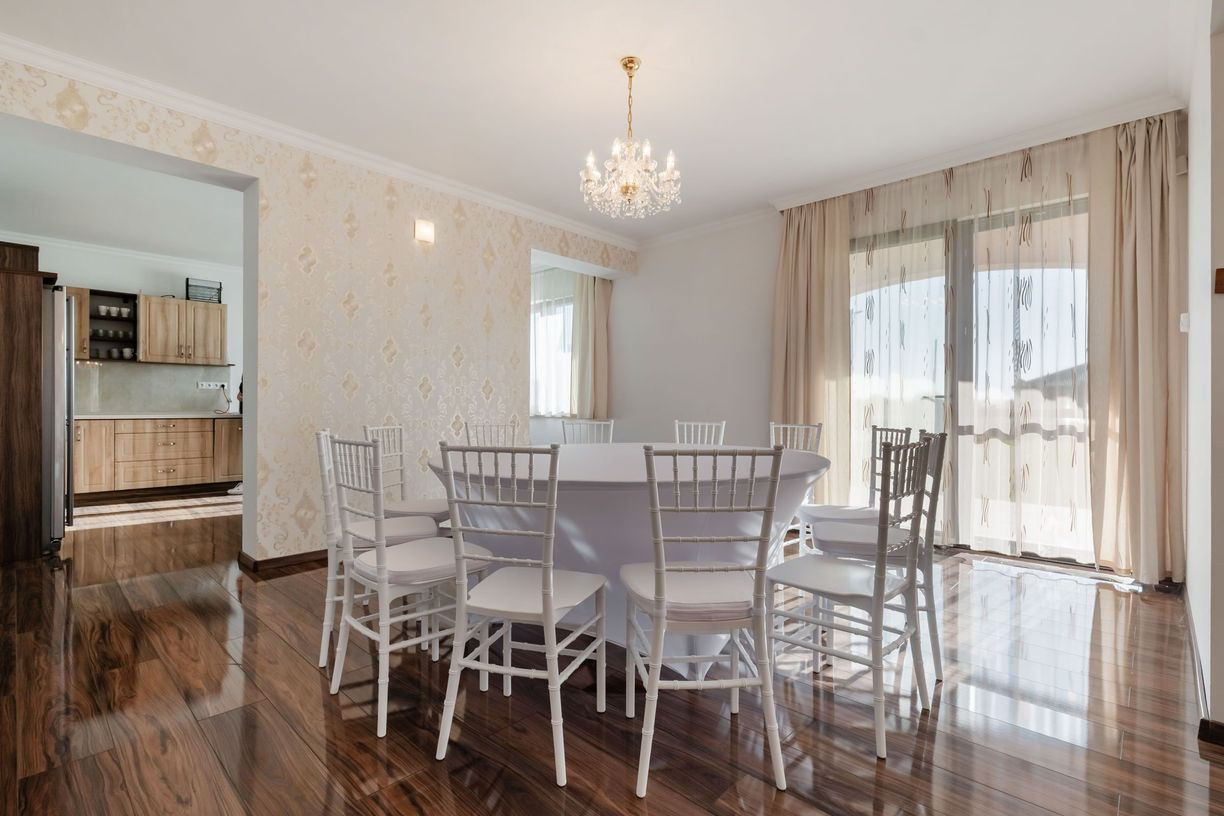 KOMÁROVCE - 5 IZBOVÝ RD 360 M2 SO SAUNOU, POZEMOK 3.629 M2