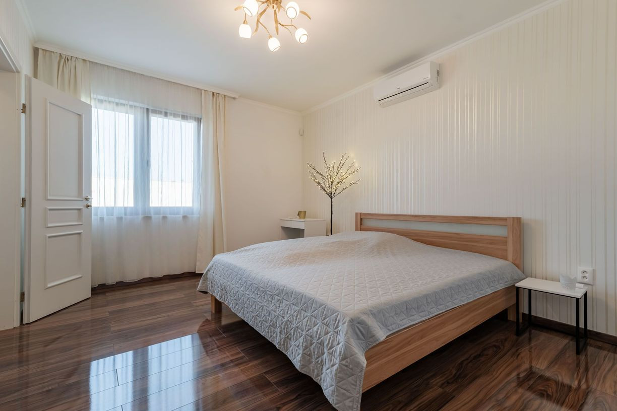 KOMÁROVCE - 5 IZBOVÝ RD 360 M2 SO SAUNOU, POZEMOK 3.629 M2