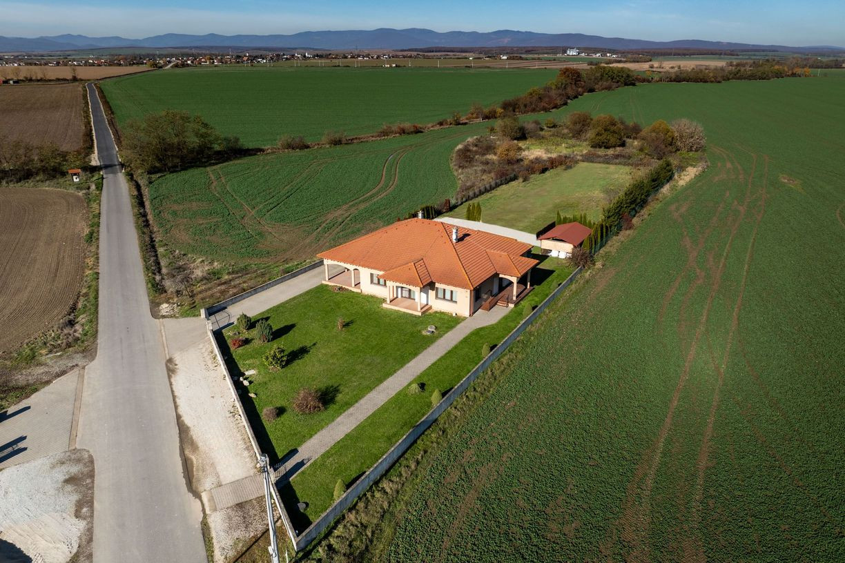 KOMÁROVCE - 5 IZBOVÝ RD 360 M2 SO SAUNOU, POZEMOK 3.629 M2