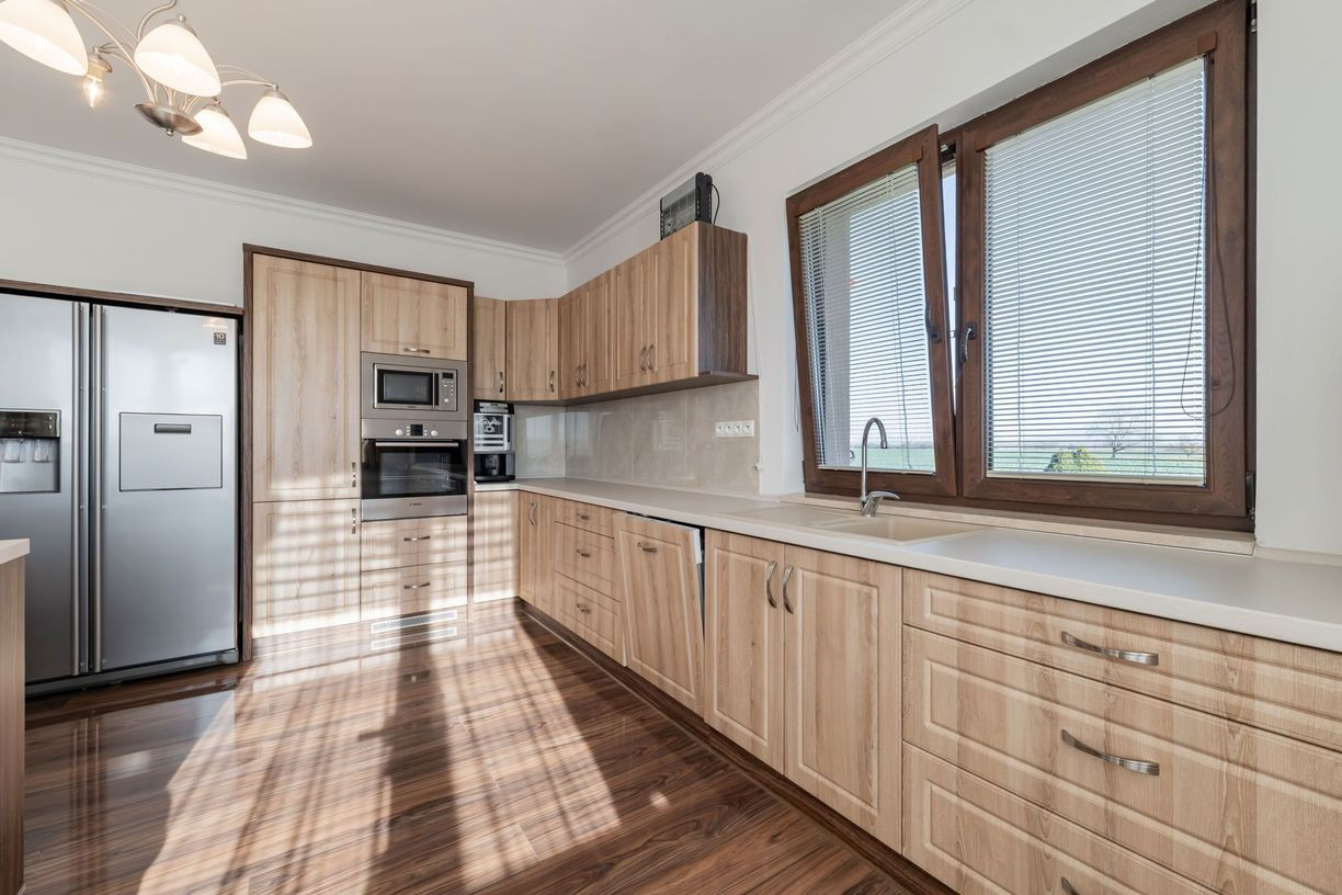 KOMÁROVCE - 5 IZBOVÝ RD 360 M2 SO SAUNOU, POZEMOK 3.629 M2