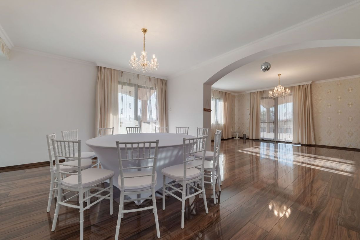 KOMÁROVCE - 5 IZBOVÝ RD 360 M2 SO SAUNOU, POZEMOK 3.629 M2