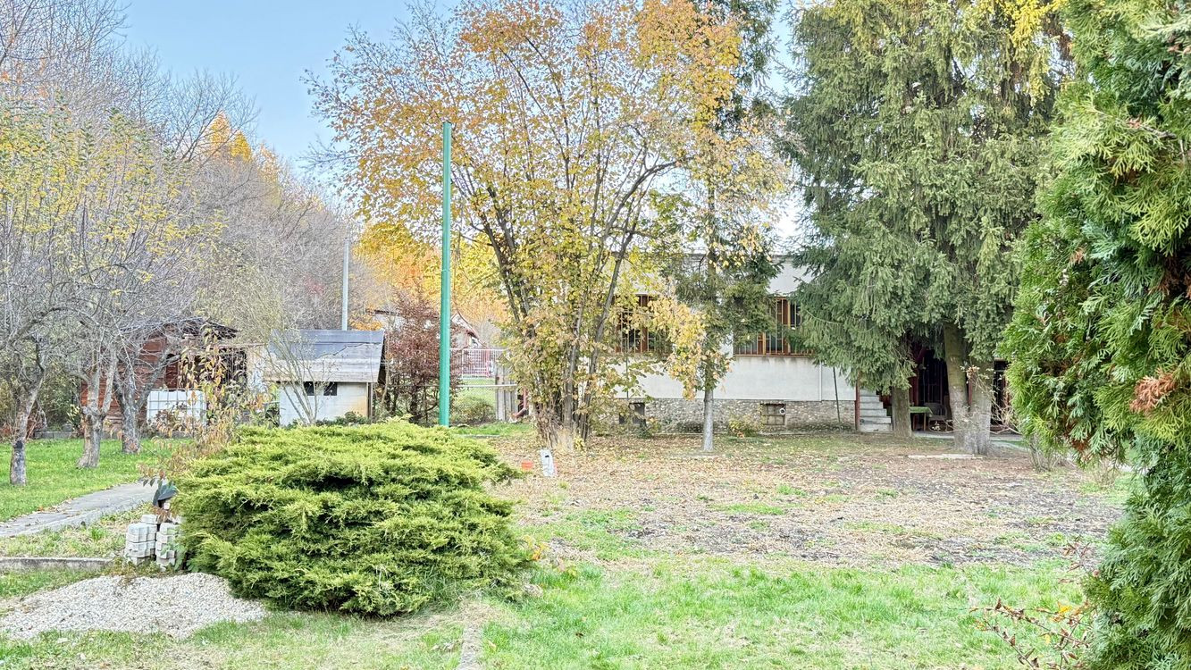 ZELENÝ DVOR - MONČÍ POTOK - POSCHODOVÁ CHATA 50 M2, POZEMOK 1.042