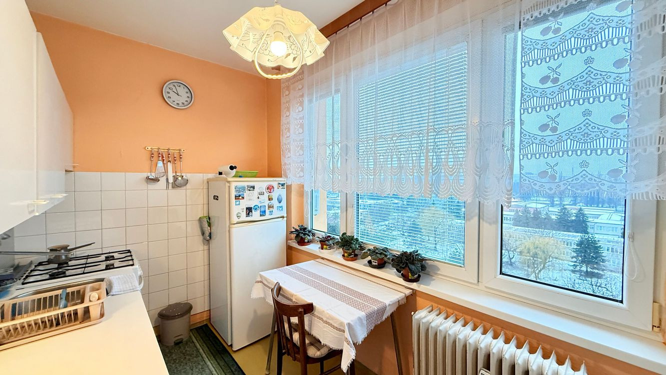 JAZERO - LADOŽSKÁ 2 IZBOVÝ BYT 49 M2, VÝBORNÝ STAV.