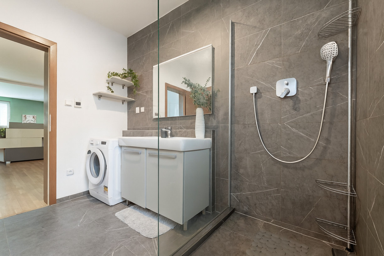 KVP - MODERNÝ 3 IZBOVÝ BYT 106 M2 V NOVOSTAVBE S TERASOU 115 M2 NA VÝBORNOM MIESTE.