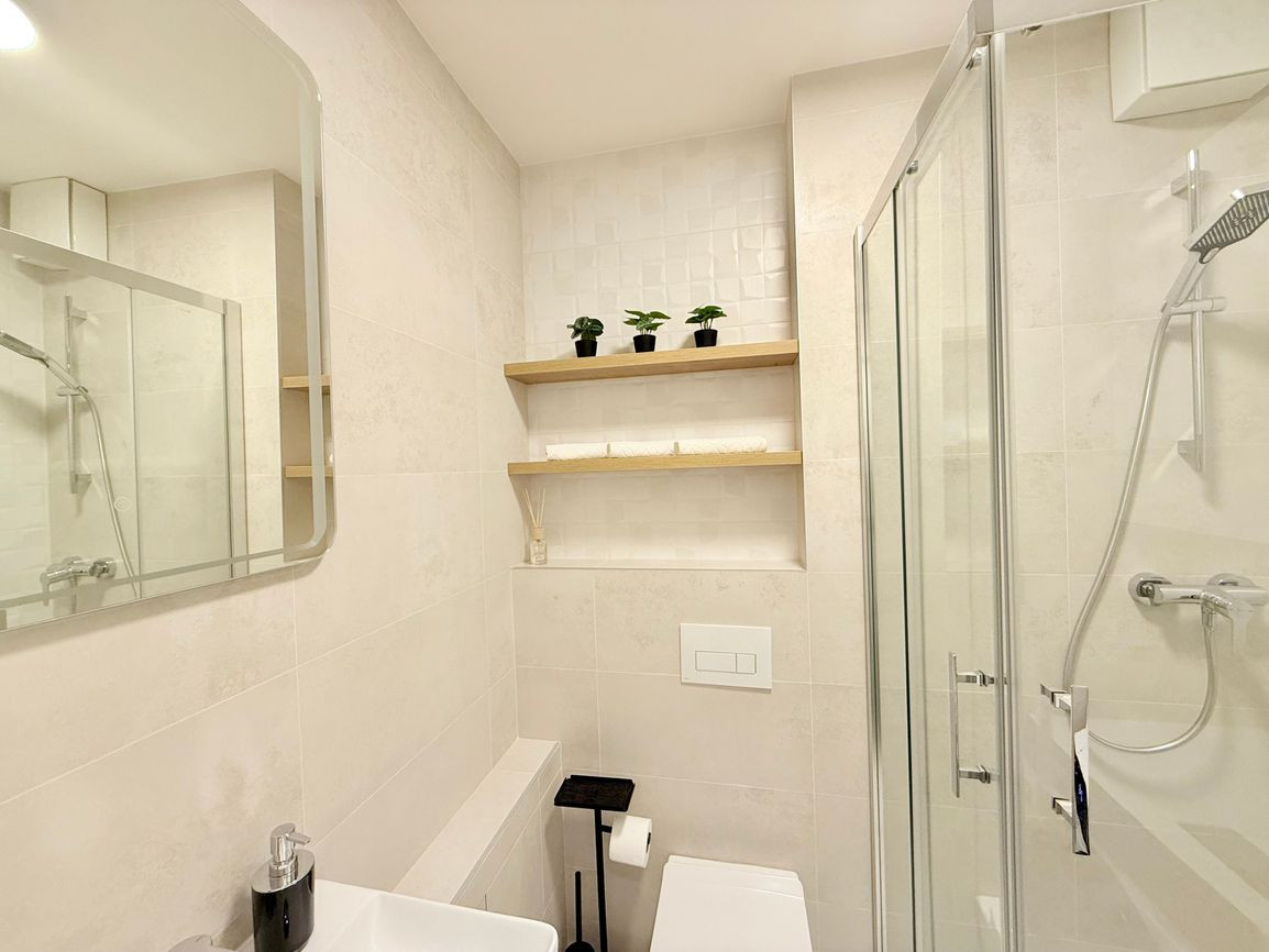 JUH - 2 IZBOVÝ NOVÝHOLOBYT KRIVÁ PRI AUPARKU, TOP POLOHA