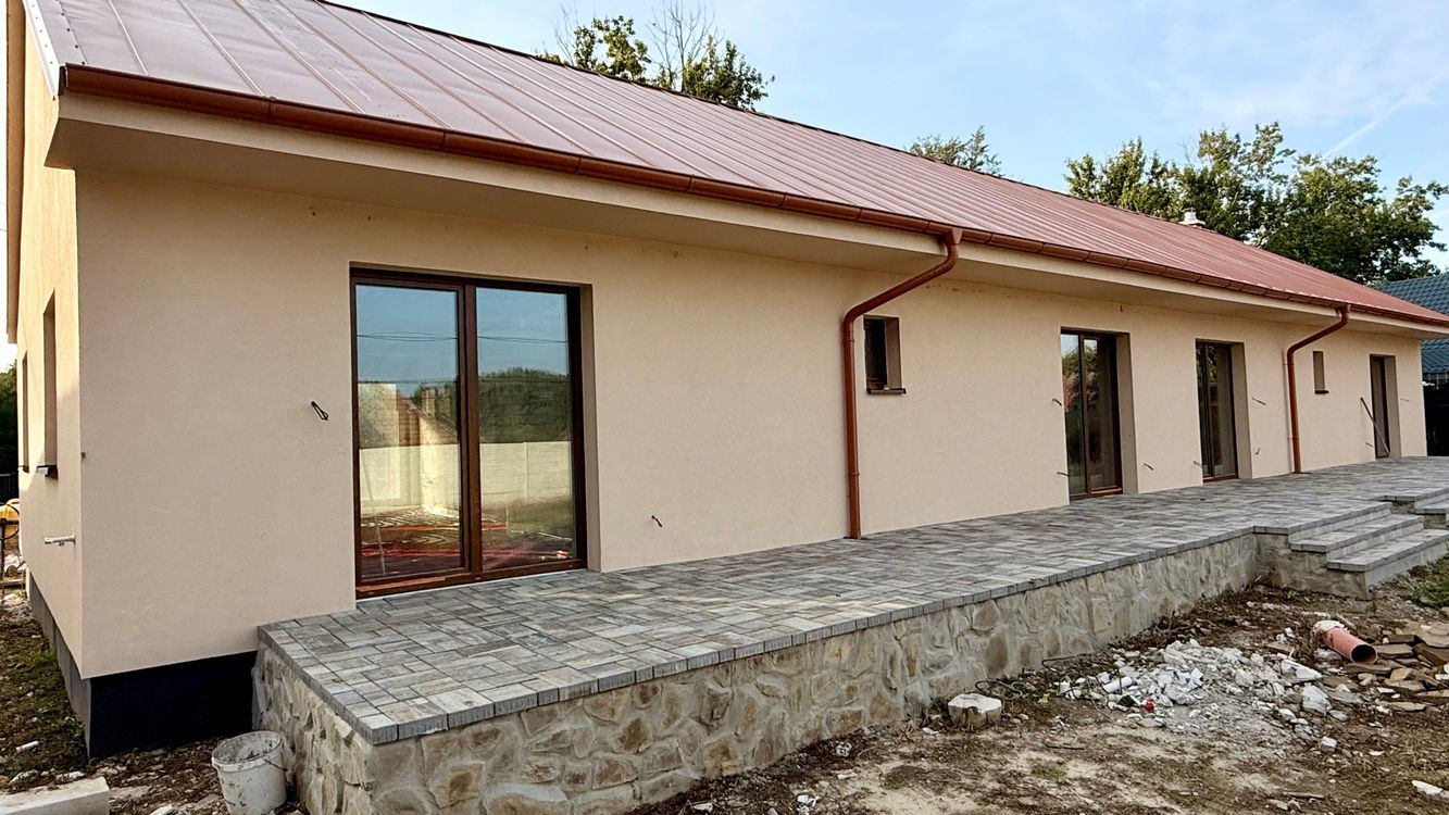 MAĎARSKO - TORNYOSNÉMETI NOVOSTAVBA 4 IZBOVÉHO RD 118 M2, POZEMOK 700M2