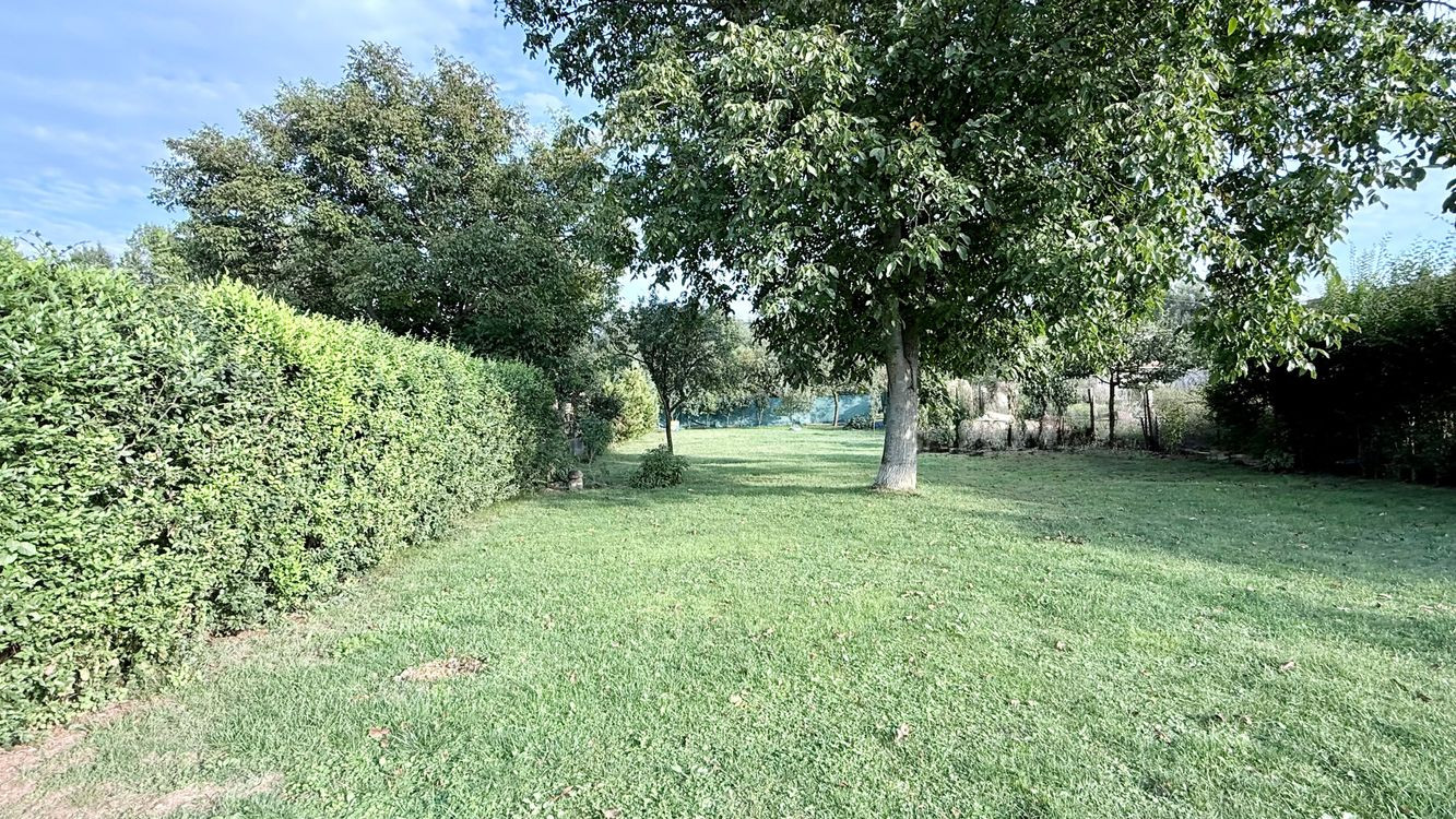 MAĎARSKO - TORNYOSNÉMETI STAVEBNÝ POZEMOK 600 M2 VŠETKY IS V DOSAHU.