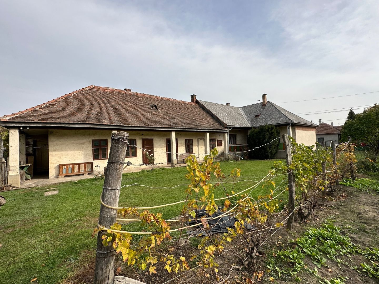 MAĎARSKO - ENCS SUPER DVOJGENERAČNÝ DOM  S ROZLOHOU 120 M2 + 120 M2