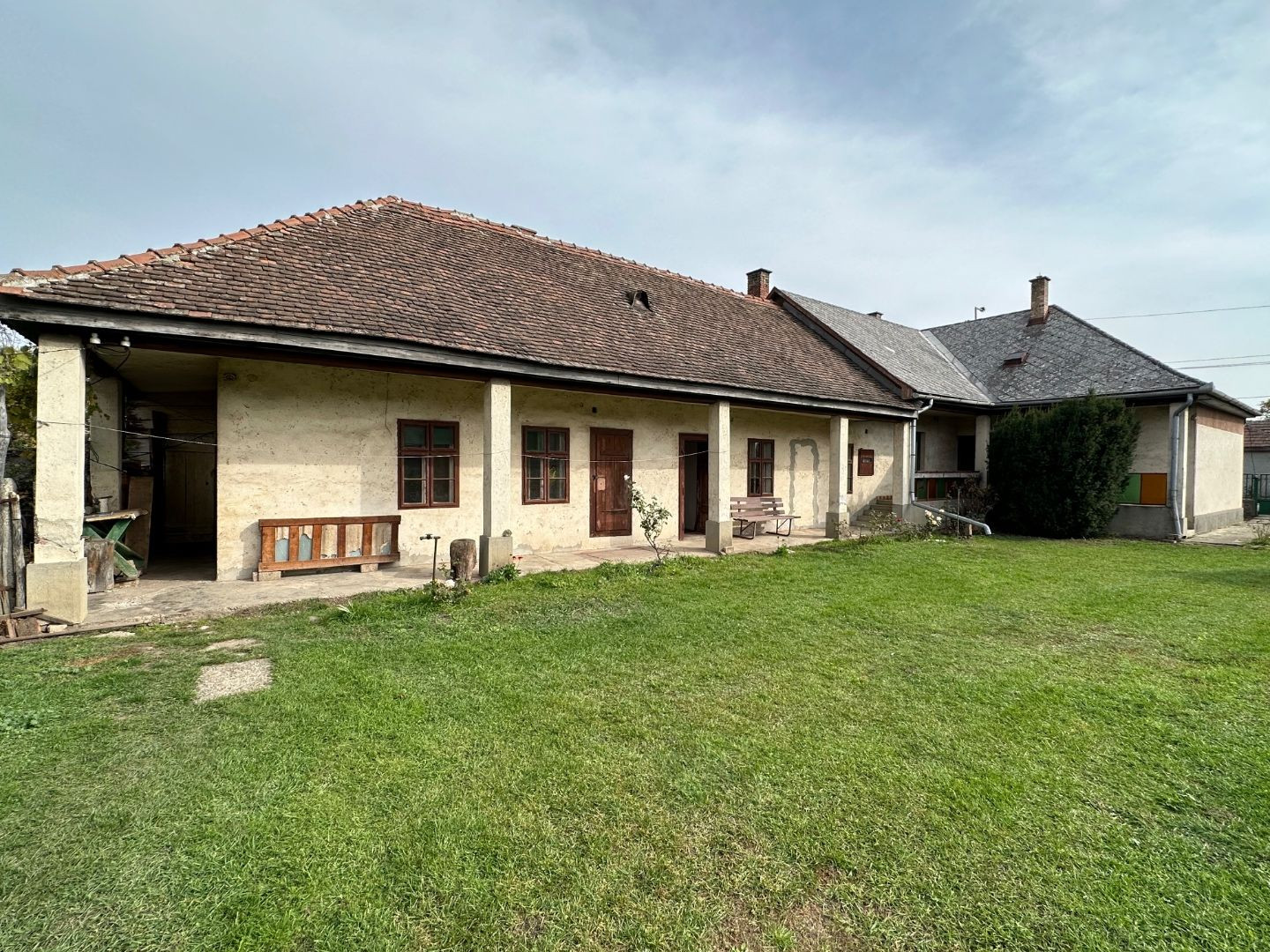 MAĎARSKO - ENCS SUPER DVOJGENERAČNÝ DOM  S ROZLOHOU 120 M2 + 120 M2