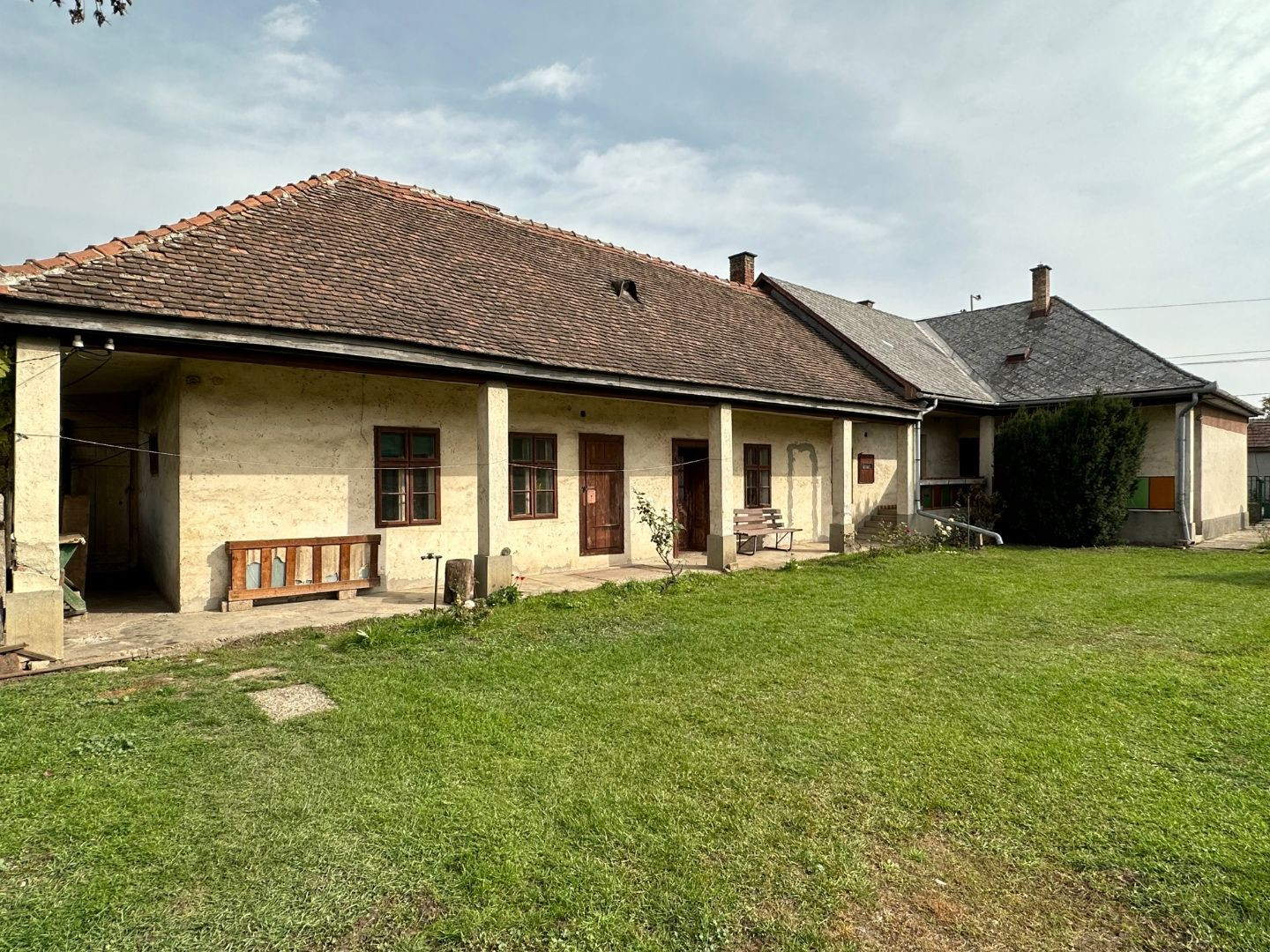 MAĎARSKO - ENCS SUPER DVOJGENERAČNÝ DOM  S ROZLOHOU 120 M2 + 120 M2