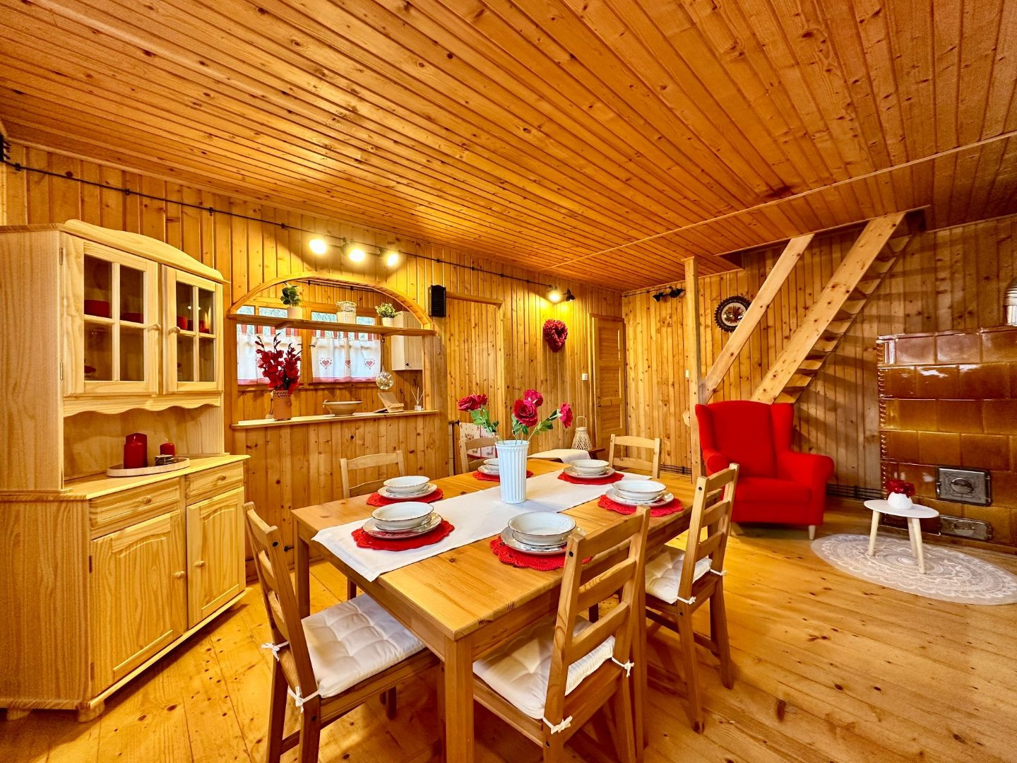 MAĎARSKO - JAZERO RAKACA - 4 IZBOVÁ ZARIADENÁ ZRUBOVÁ POSCHODOVÁ CHATA PRI JAZERE S TERASOU.