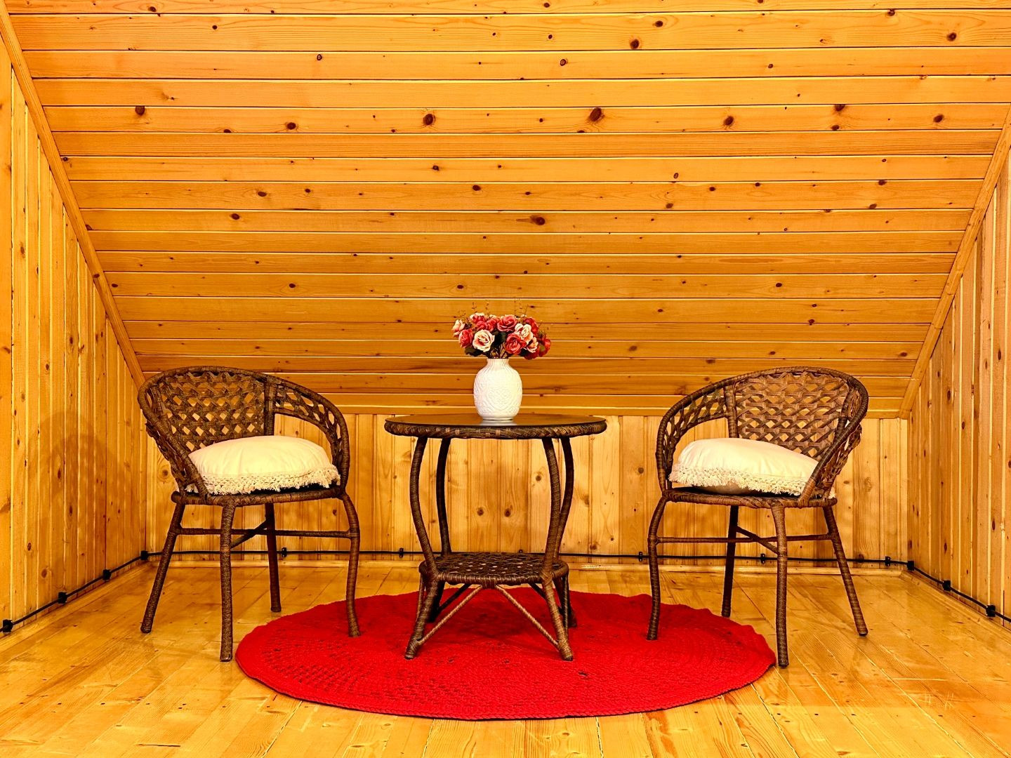 MAĎARSKO - JAZERO RAKACA - 4 IZBOVÁ ZARIADENÁ ZRUBOVÁ POSCHODOVÁ CHATA PRI JAZERE S TERASOU.