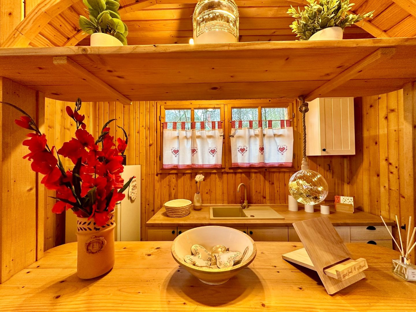 MAĎARSKO - JAZERO RAKACA - 4 IZBOVÁ ZARIADENÁ ZRUBOVÁ POSCHODOVÁ CHATA PRI JAZERE S TERASOU.