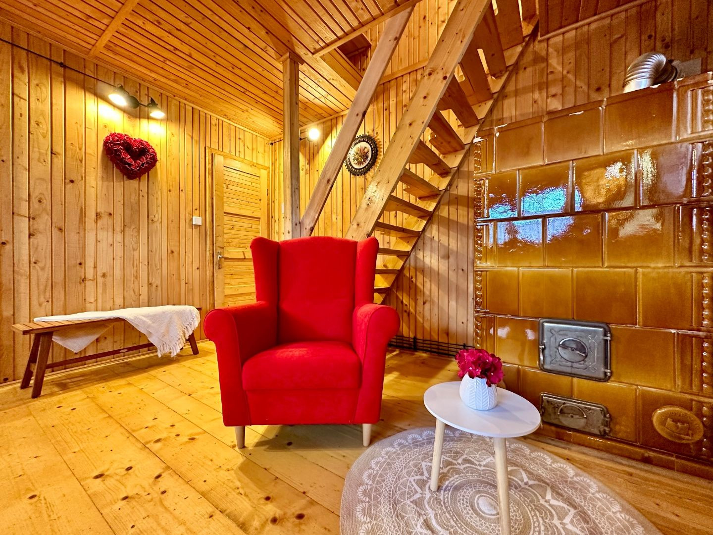 MAĎARSKO - JAZERO RAKACA - 4 IZBOVÁ ZARIADENÁ ZRUBOVÁ POSCHODOVÁ CHATA PRI JAZERE S TERASOU.