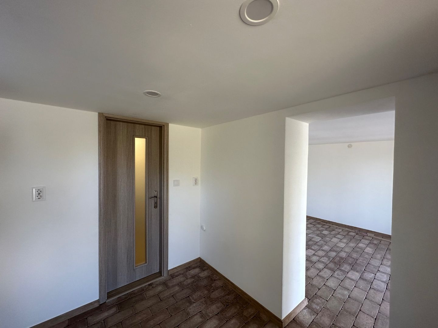 NOVÁ CENA - MAĎARSKO - JAZERO RAKACA - POSCHODOVÁ 3 IZBOVÁ CHATA, KUCHYŇA, PRI JAZERE S TERASOU.