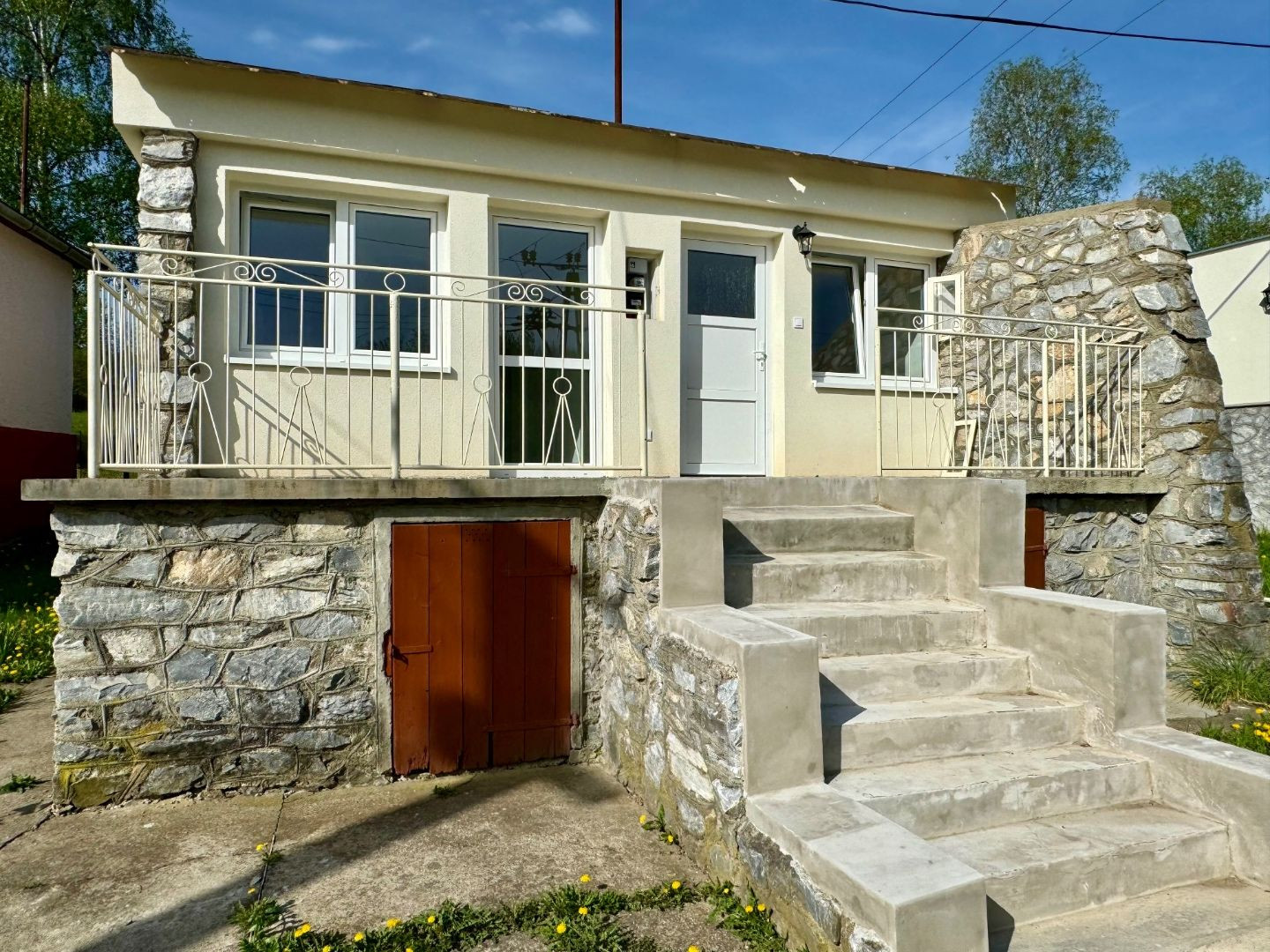 NOVÁ CENA - MAĎARSKO - JAZERO RAKACA - MUROVANÁ CHATA - PRI JAZERE S TERASOU.