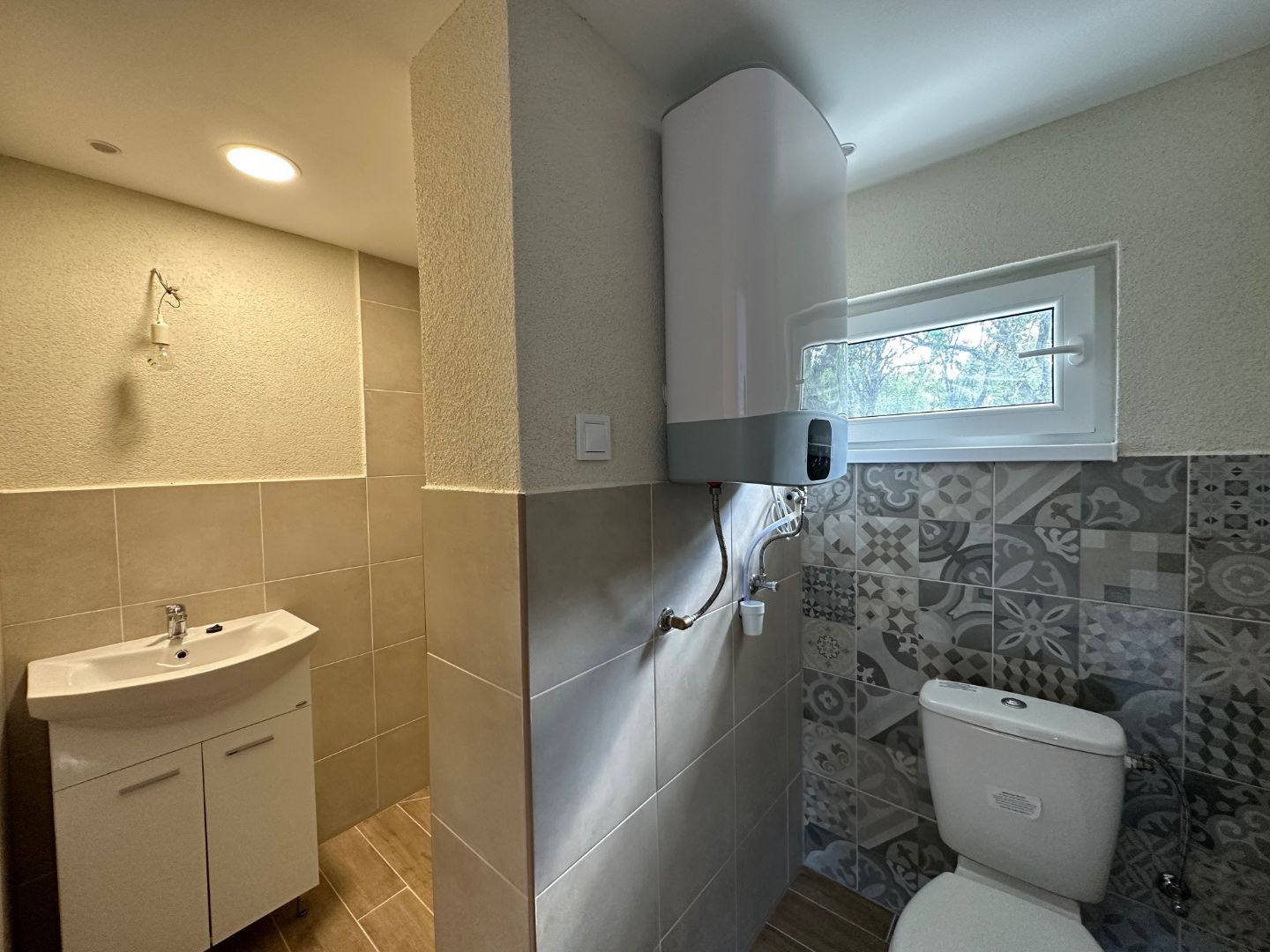 NOVÁ CENA - MAĎARSKO - JAZERO RAKACA - MUROVANÁ CHATA - PRI JAZERE S TERASOU.