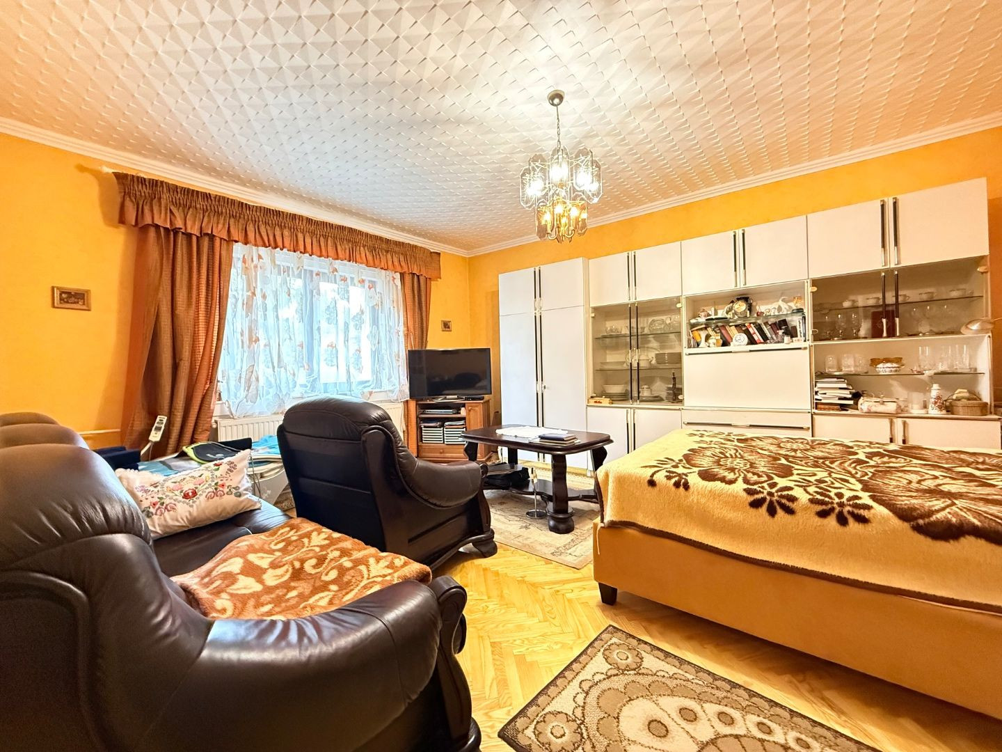 MAĎARSKO - ENCS - 3 IZBOVÝ RODINNÝ DOM S TERASOU, DVOJGARÁŽ, VÝBORNÝ STAV, S PEKNOU UDRŽIAVANOU ZÁHRADOU.