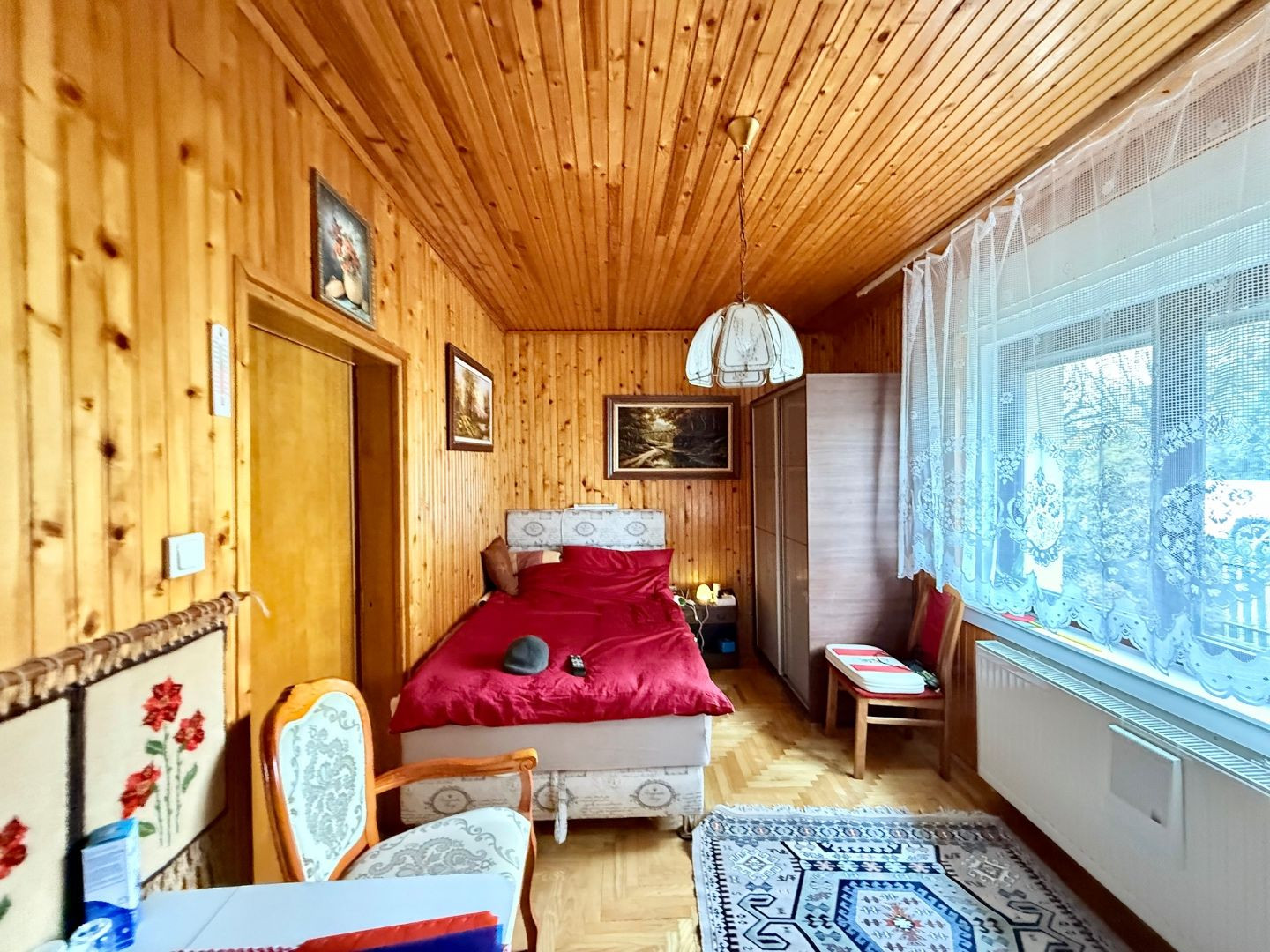 MAĎARSKO - ENCS - 3 IZBOVÝ RODINNÝ DOM S TERASOU, DVOJGARÁŽ, VÝBORNÝ STAV, S PEKNOU UDRŽIAVANOU ZÁHRADOU.