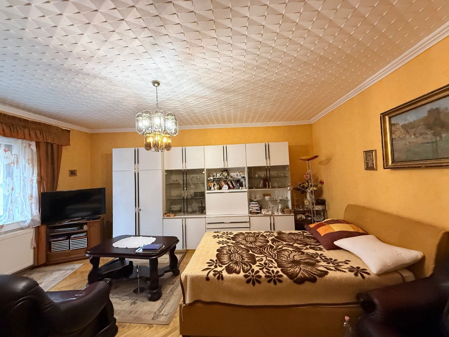 MAĎARSKO - ENCS - 3 IZBOVÝ RODINNÝ DOM S TERASOU, DVOJGARÁŽ, VÝBORNÝ STAV, S PEKNOU UDRŽIAVANOU ZÁHRADOU.