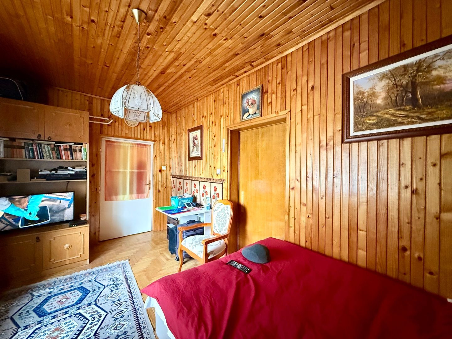 MAĎARSKO - ENCS - 3 IZBOVÝ RODINNÝ DOM S TERASOU, DVOJGARÁŽ, VÝBORNÝ STAV, S PEKNOU UDRŽIAVANOU ZÁHRADOU.