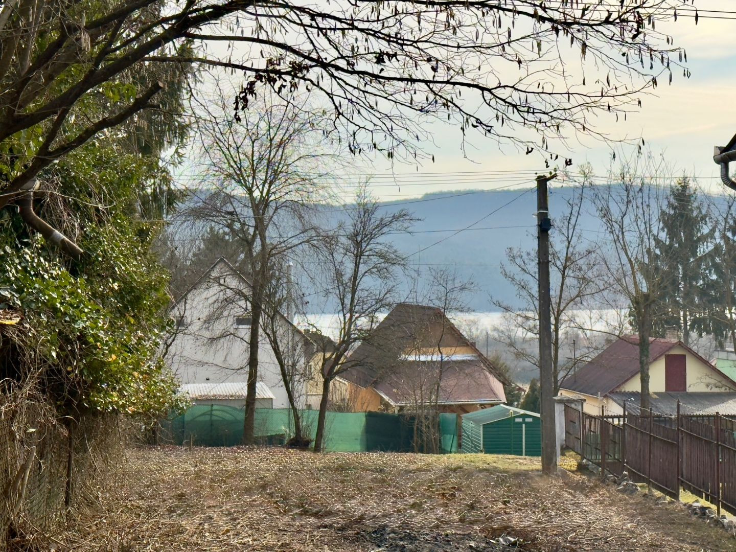 MAĎARSKO - JAZERO RAKACA  STAVEBNÝ POZEMOK 227 M2 - IS NA HRANICI POZEMKU.