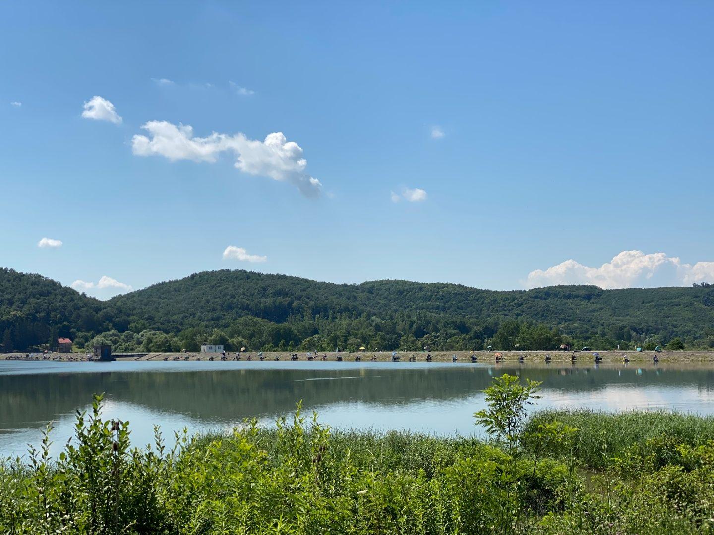 MAĎARSKO - JAZERO RAKACA  STAVEBNÝ POZEMOK 227 M2 - IS NA HRANICI POZEMKU.