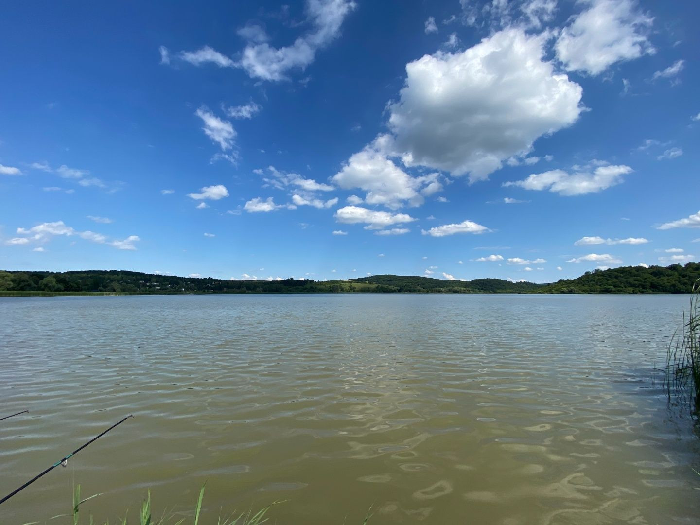 MAĎARSKO - JAZERO RAKACA  STAVEBNÝ POZEMOK 227 M2 - IS NA HRANICI POZEMKU.