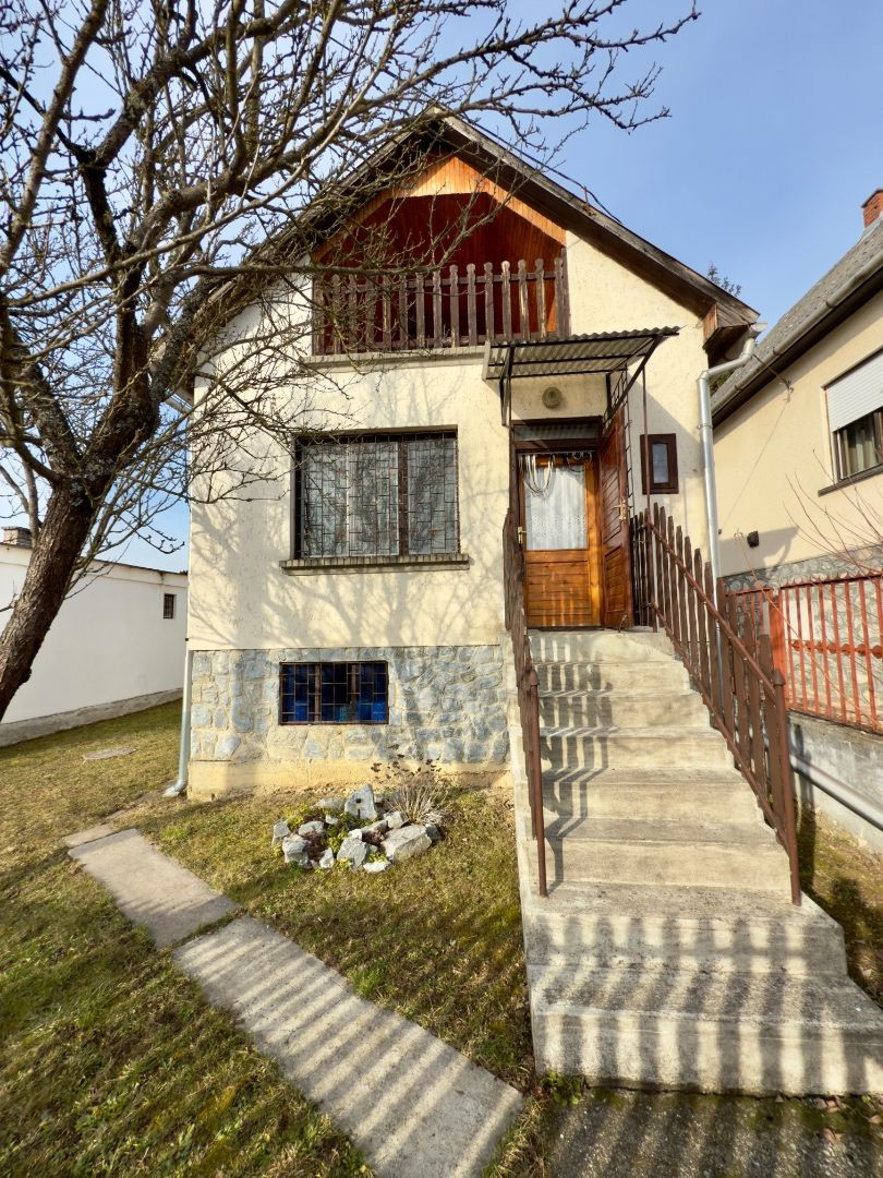 MAĎARSKO - JAZERO RAKACA - POSCHODOVÁ 3 IZBOVÁ CHATA PRI JAZERE S TERASOU.