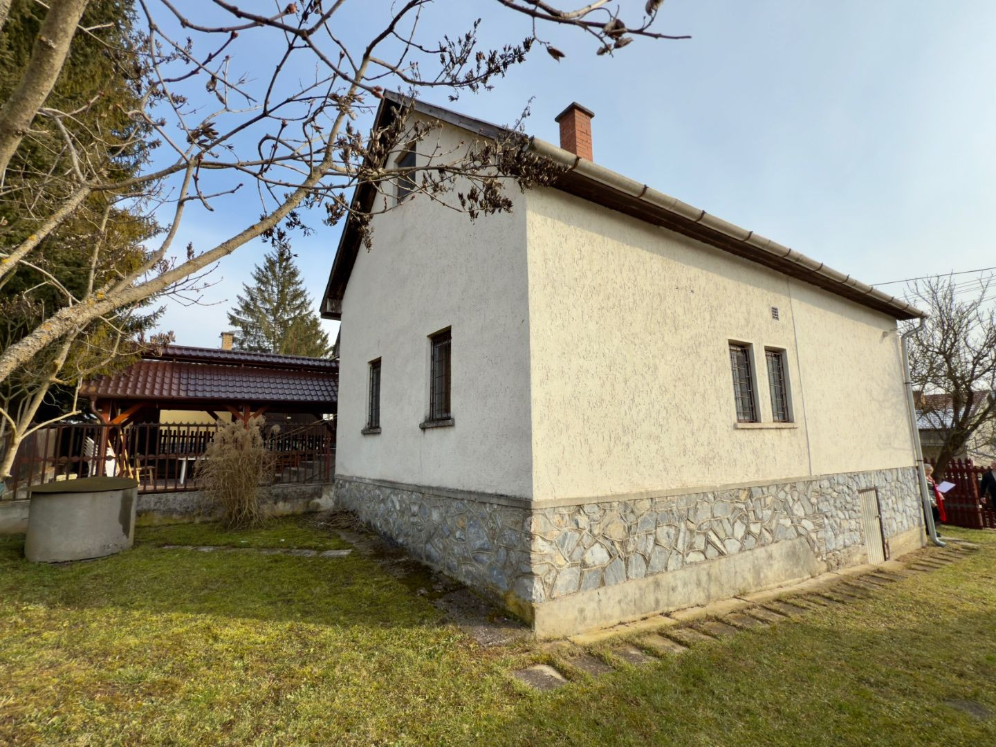 MAĎARSKO - JAZERO RAKACA - POSCHODOVÁ 3 IZBOVÁ CHATA PRI JAZERE S TERASOU.