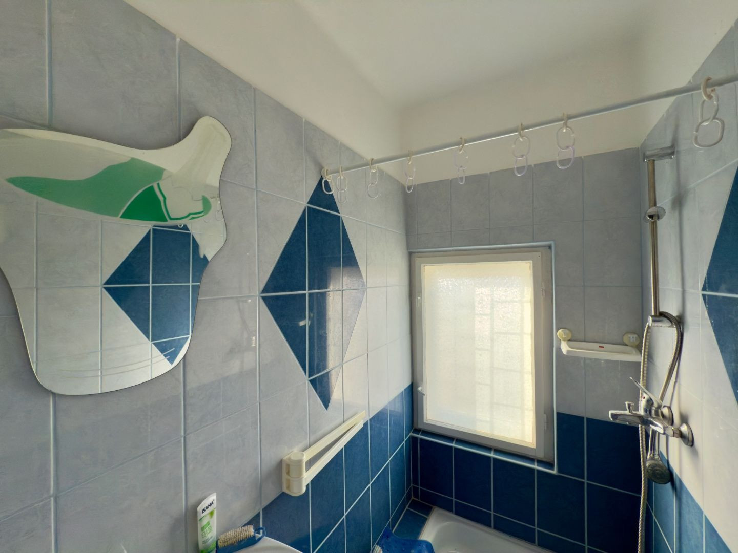 MAĎARSKO - JAZERO RAKACA - POSCHODOVÁ 3 IZBOVÁ CHATA PRI JAZERE S TERASOU.