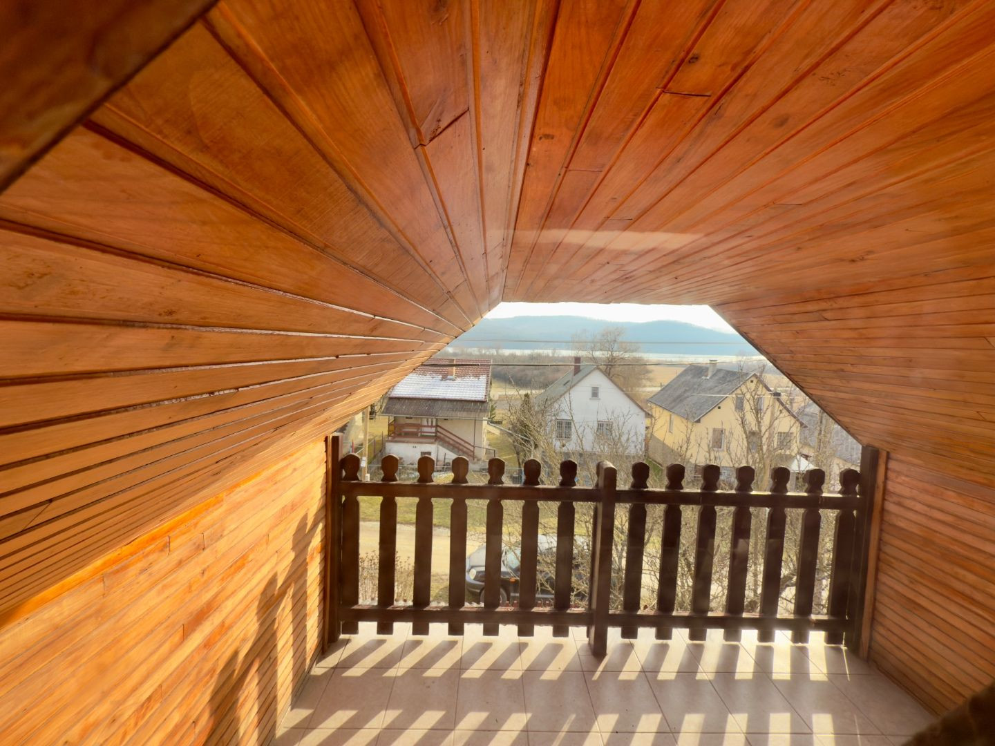 MAĎARSKO - JAZERO RAKACA - POSCHODOVÁ 3 IZBOVÁ CHATA PRI JAZERE S TERASOU.